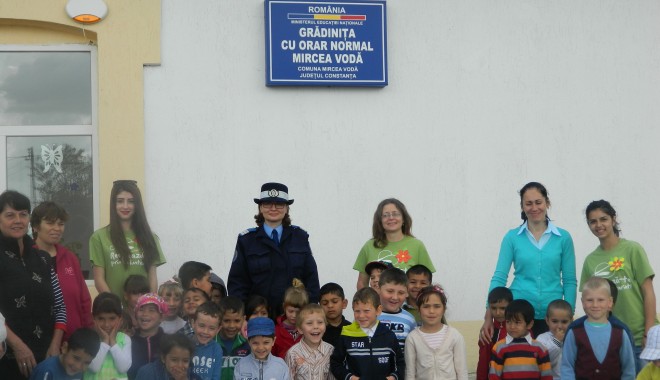 Acțiuni de voluntariat ale jandarmilor constănțeni - actiunidevol-1400232848.jpg
