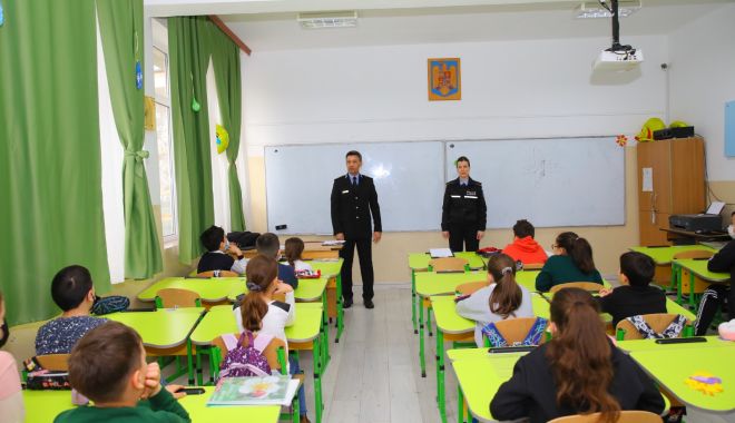 Elevii din Constanţa, faţă în faţă cu poliţiştii. Ce le-au transmis oamenii legii