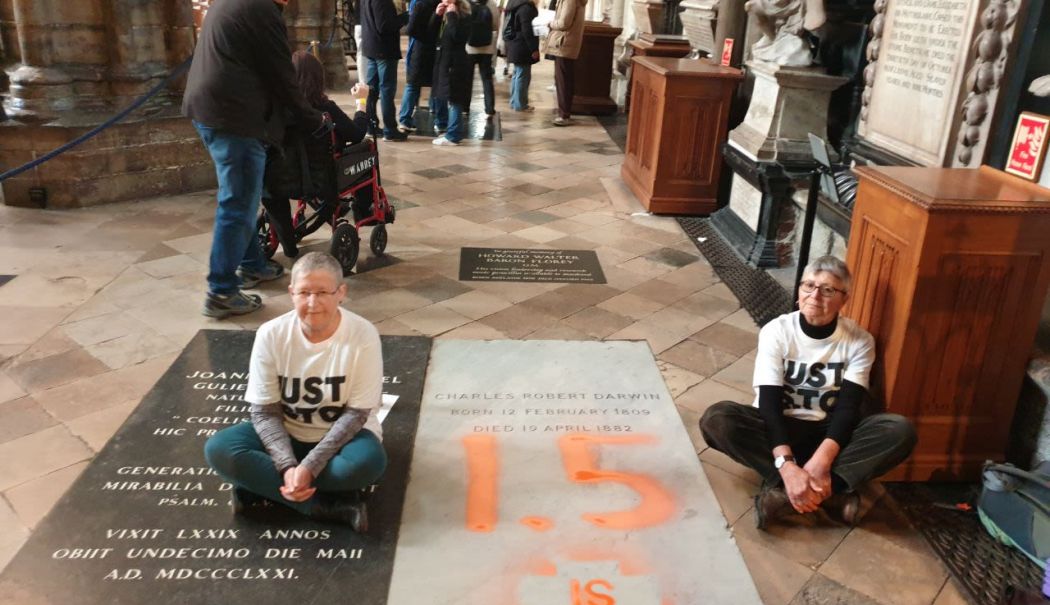Două activiste de mediu au vandalizat mormântul lui Charles Darwin - activiste-de-mediu-1736844191.jpeg