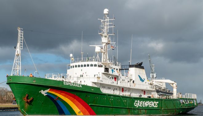 Activiștii Greenpeace au blocat accesul în terminalul de gaze din portul Valencia, Spania - activistiigreenpeaceaublocatacce-1635509727.jpg
