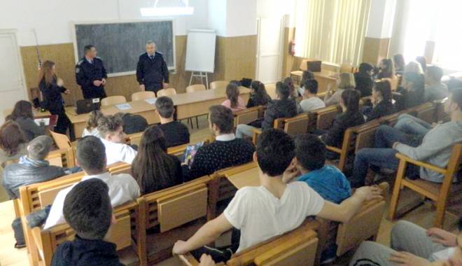 Activități de prevenire a consumului de droguri în școlile constănțene - activitati-1458937795.jpg
