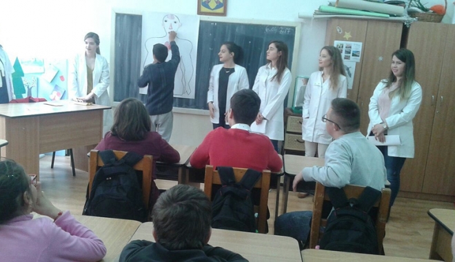 Activități organizate  de studenții mediciniști pentru elevii Centrului 