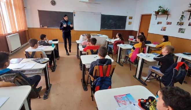 Polițiștii constănțeni implicați în acțiuni educative în rândul tinerilor - activitatipreventiveconsiliereel-1684430363.jpeg