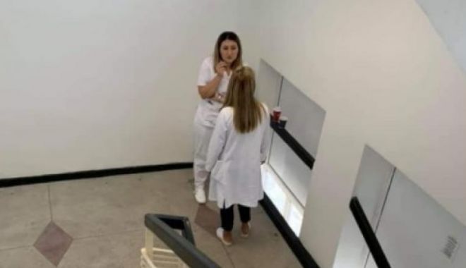 Fotografia cu două asistente, care a dus la sute de comentarii și reacții negative - ad00ndamagfzad01njzkn2uyywmymzrj-1572177768.jpg