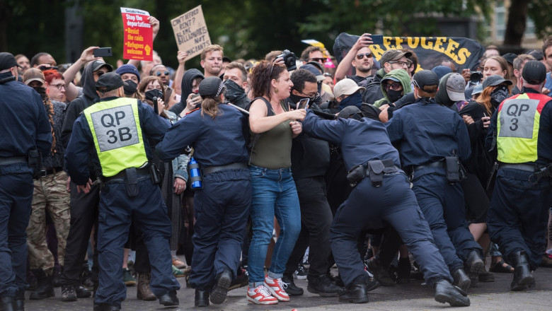 Controverse și proteste violente după moartea unui student de 18 ani încătușat de polițiști după ce fusese înjunghiat