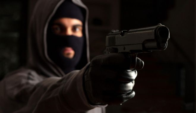 Jaf armat într-o benzinărie din București: un tânăr cu cagulă a amenințat cu un pistol și a furat bunuri - ad00ndamagfzad1ioda1mgqzytjkotjm-1666344058.jpg