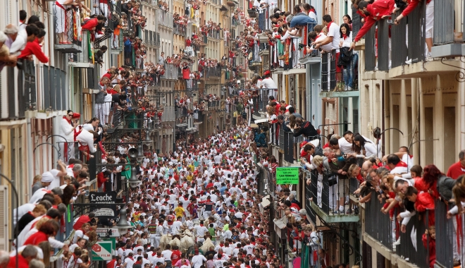 A început celebra cursă cu tauri de la Pamplona. Patru răniți în prima zi - ad139951311pamplonaspain-1467956218.jpg