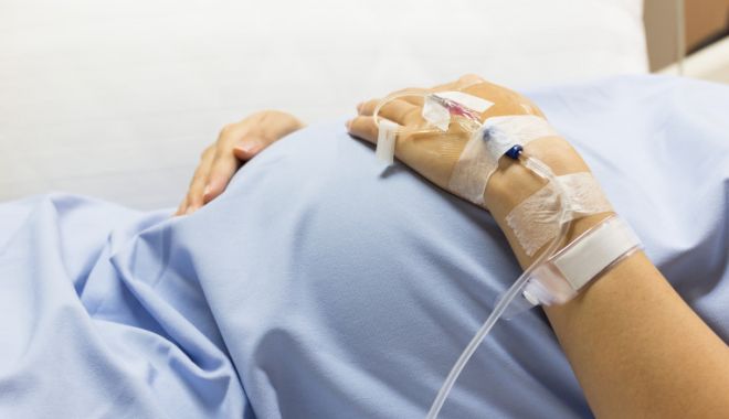 O femeie îi acuză pe medici de moartea bebeluşului său, după ce i-ar fi apăsat cu coatele pe burtă, la naștere