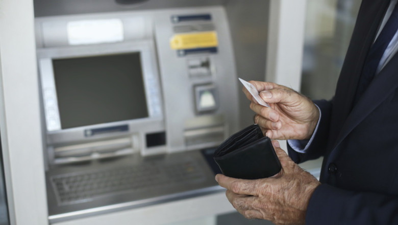 Poliţia caută o persoană care a scos 15.000 de lei dintr-un bancomat şi i-a uitat pe aparat - ad1immmzmmqzmdnmzwm1zgiym2fky2y3-1768820731.webp