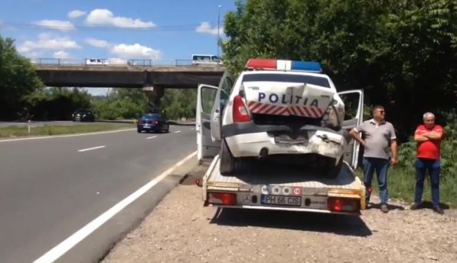 O mașină de poliție ce a intervenit la o tentativă de suicid, lovită de un șofer neatent - ad1lyjg5n2jhnzmzzjnjzdqxzmm5zmfl-1526988216.jpg