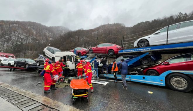 O platformă auto cu mașini Tesla spulberată pe Valea Oltului de alta, care transporta autoturisme second hand