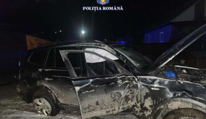 Doi tineri s-au răsturnat cu maşina, apoi au ascuns-o într-o curte fără ştirea proprietarului