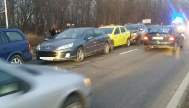 Doi răniţi într-un accident în care au fost implicate şase autoturisme - ada27decembrie2022015-1672211815.jpg