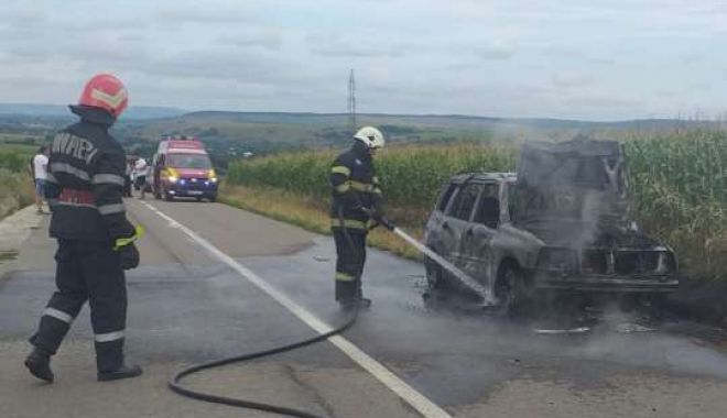 Bărbat transportat la spital, după ce maşina în care se afla a luat foc - ada30iulie2022023-1659183006.jpg