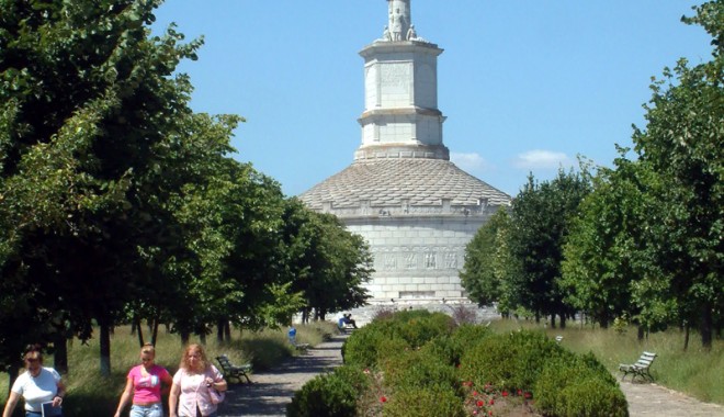 Misterele originii monumentului de la Adamclisi. A fost construit de Traian sau de Burebista? - adamclisigf8-1382889218.jpg