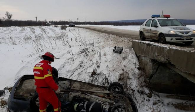 Două victime, după ce un autoturism a derapat și s-a răsturnat - adancataaccident1-1520096487.jpg