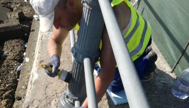 Administrația a demarat lucrările de vopsire a balustradei de la Cazino - administratia-1564336930.jpg