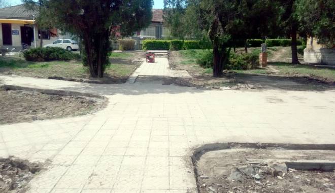 Administrația din Medgidia reabilitează parcul din fața Muzeului de Artă - administratiadinmedgidia-1429719746.jpg