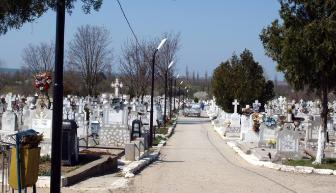 Primăria Medgidia efectuează lucrări de igienizare în cimitirul ortodox - administratiadinmedgidia1-1460569157.jpg