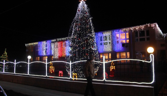 Administrația publică din comuna  Peștera a dat startul sărbătorilor de iarnă - administratiapublicapestera3-1386519071.jpg