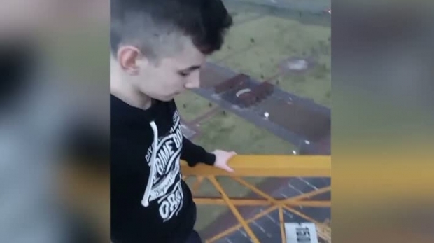 INCONȘTIENȚĂ! A făcut echilibristică la zeci de metri înălțime. VIDEO - adolescent86102800-1488873141.jpg