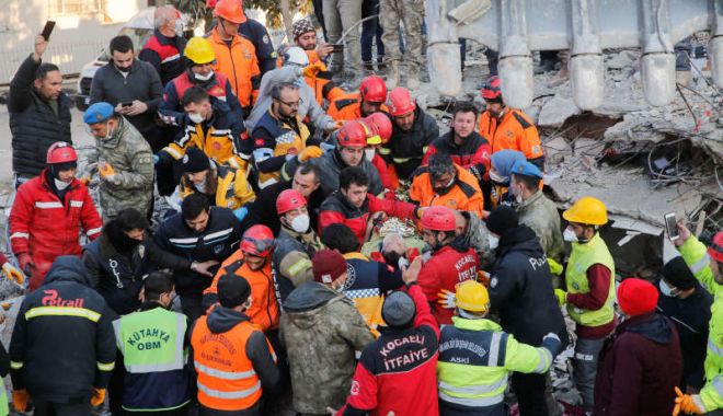 MINUNILE CONTINUĂ! O adolescentă de 17 ani, salvată de sub dărâmături la zece zile după cutremur - adolescenta-1676551290.jpg