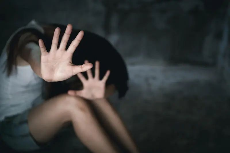 Adolescentă obligată să se prostitueze și arsă pe mâini când refuza. Un bărbat de 29 de ani, arestat de DIICOT - adolescenta-agresata-1778502645.webp