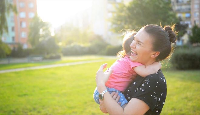O mare NEDREPTATE făcută mamelor adoptive. Timpul petrecut alături de cel mic, mult mai important decât banii! - adoptii-1522060793.jpg