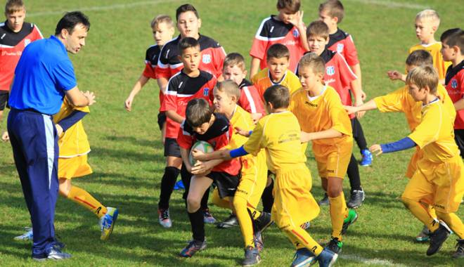 A doua etapă a Cupei Toamnei la  mini-rugby a adunat peste 170 de copii - adouaminirugby8-1447605291.jpg