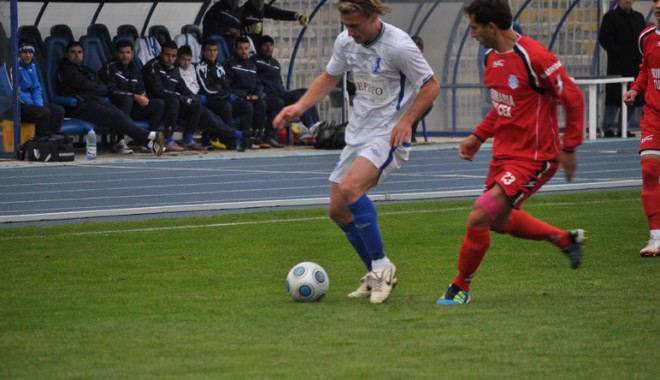 FC Farul a spart gheața: 2-0 la Buzău! - adrianpatuleaactiune33-1320594835.jpg