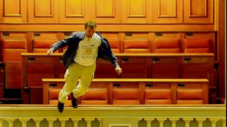 TVR-istul care s-a aruncat în cap de la balconul Parlamentului a intrat cu mașina în gardul Guvernului - adriansobarunasii-1411559260.jpg