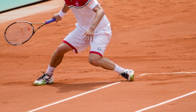 Tenis / Adrian Ungur, calificat în finala turneului challenger de la Trnava - adrianungursliding-1379762575.jpg