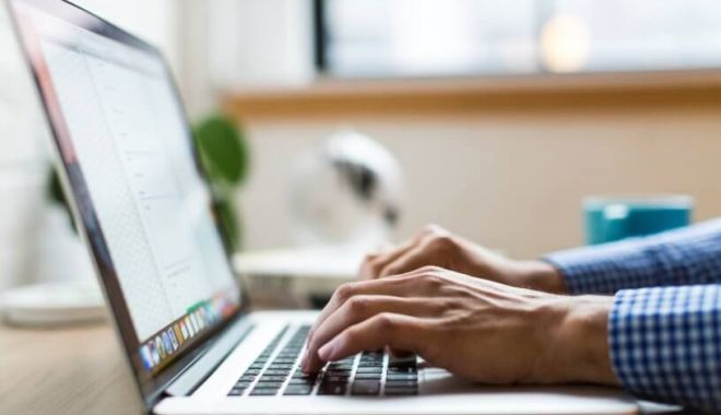Adolescent cercetat pentru șantaj! A trimis un e-mail prin care cerea demisia conducerii unui liceu din Constanța - adultconnectiondesk374720816x520-1589988451.jpg
