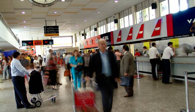 SUA spionează telefoanele mobile din avion pentru a-i depista pe infractori - aeropampulha01-1415971352.jpg