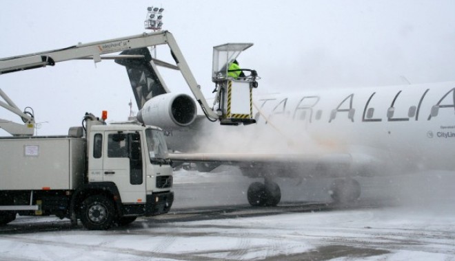Trimiterile poștale internaționale, afectate de condițiile meteo severe - aeroport-1327654594.jpg
