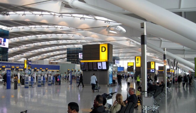 Două persoane suspectate  de terorism, arestate pe aeroportul Heathrow - aeroport-1349876073.jpg