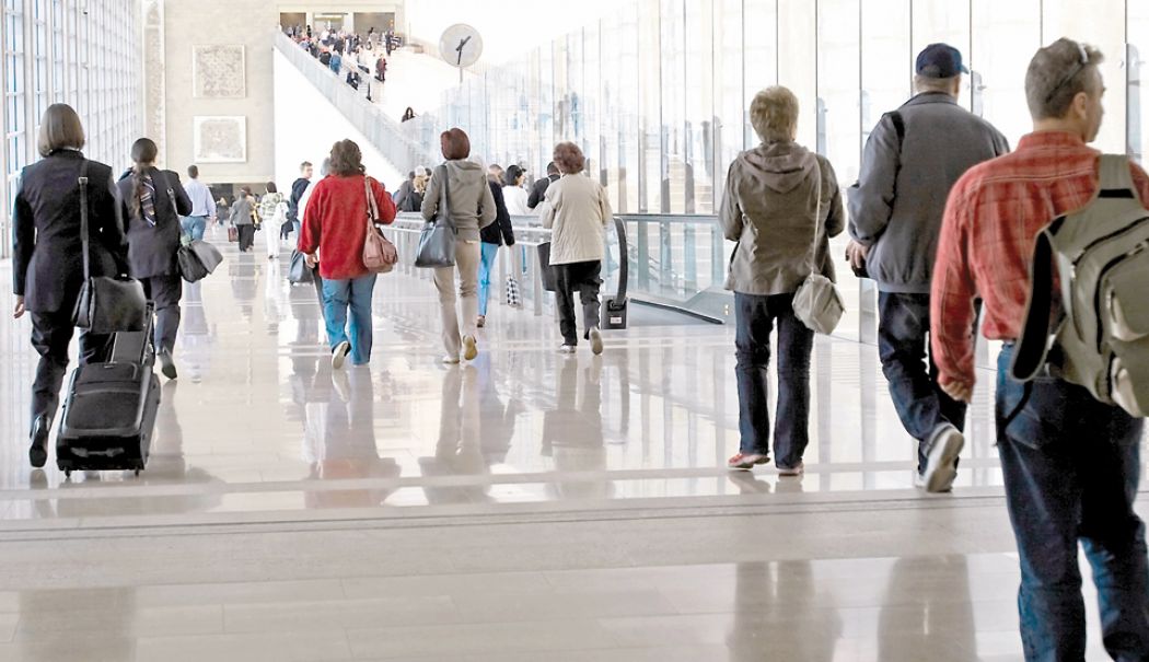 Zbor anulat fără explicații! Pasagerii, blocați de nouă ore pe aeroportul Otopeni - aeroport-1729850200.jpg