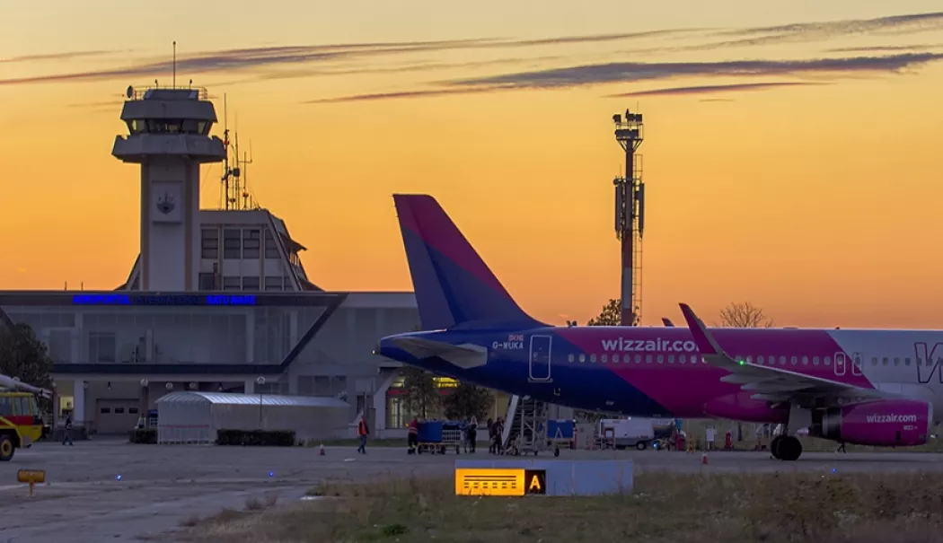 Un pensionar a vrut să se îmbarce în avion cu soția moartă, într-un scaun cu rotile - aeroport-1768312301.webp