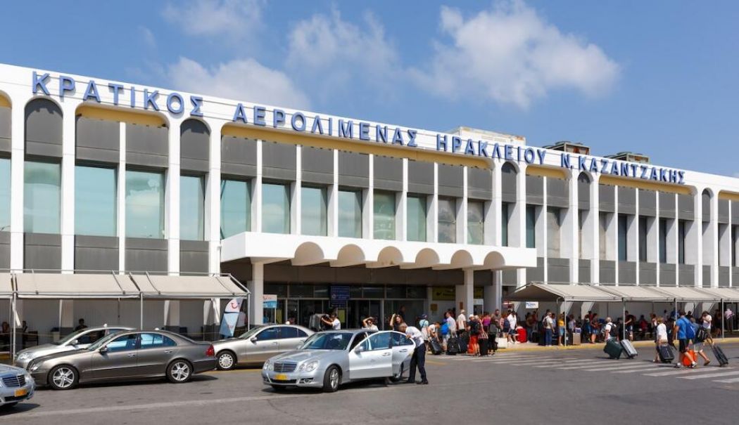 Turiști români blocați pe aeroportul din Creta