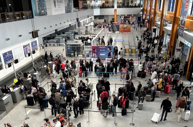 România în declin demografic accelerat. Plecările cresc, întoarcerile se împuținează - aeroportcj-1760947624.jpeg