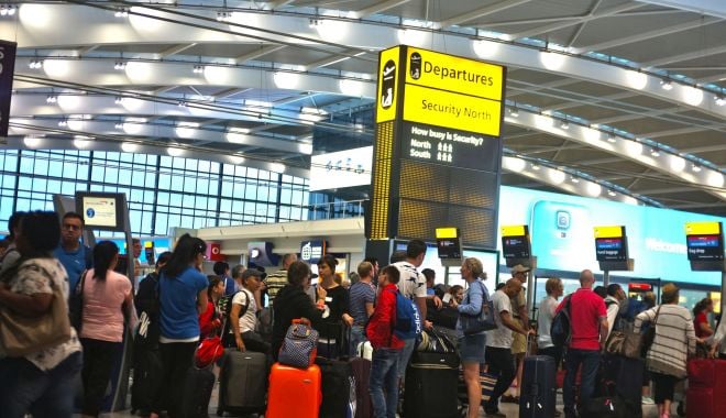 Regatul Unit relaxează restricțiile anti-COVID-19, pentru turiștii care se întorc în țară și care sunt vaccinați - aeroportjpg-1635070283.jpg