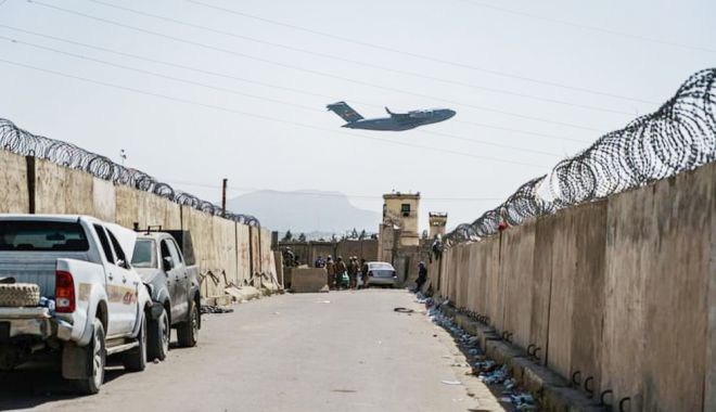Aeroportul din Kabul a fost ţinta unui nou atac, luni dimineaţă - aeroportuldinkabul-1630332464.jpg