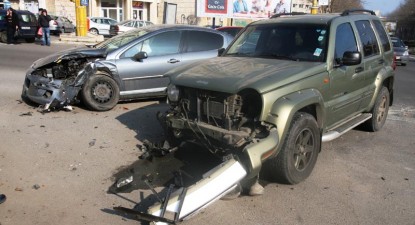 Impact între un Jeep și un Peugeot, la Capitol - af93fe32bd15c7d9a0b49f9ff0b2a3a8.jpg