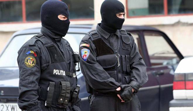 Suspecți de șantaj și cămătărie luați pe sus de mascați - afacerifantoma1429809138-1455007650.jpg