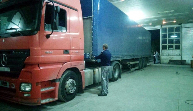Afgan ascuns sub un camion, descoperit la PTF Negru Vodă - afganascuns-1474992660.jpg