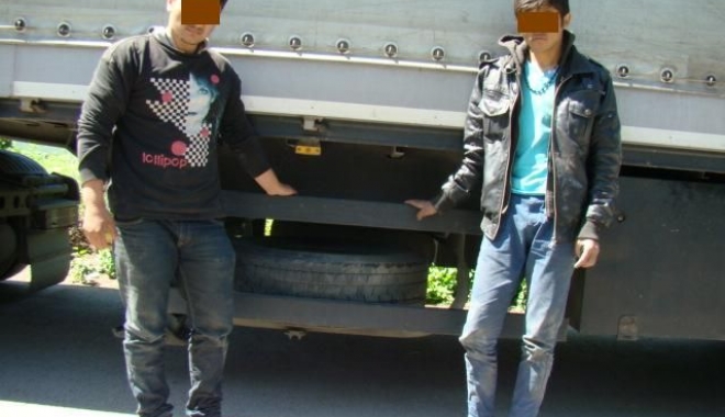 Doi afgani, ascunși sub un automarfar, la Ostrov. Ce le-au spus polițiștilor - afgani2-1461570130.jpg