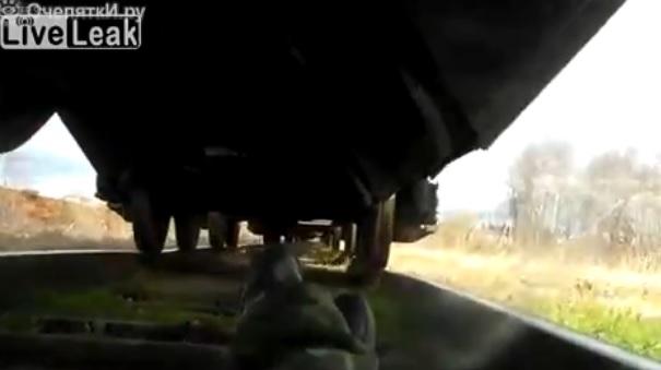 A FILMAT cum trece TRENUL peste EL! Imaginile fac înconjurul lumii - afilmat-1413384287.jpg