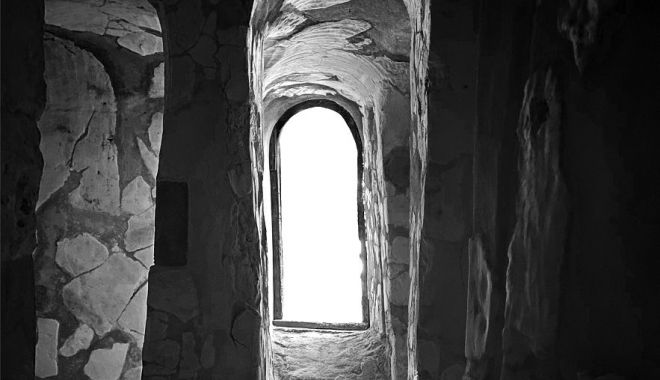 Monumentul rupestru de la Basarabi-Murfatlar, imortalizat în alb-negru
