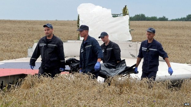 Cadavrele, RĂPITE de la locul prăbușirii avionului Boeing 777 - afp-1405866470.jpg
