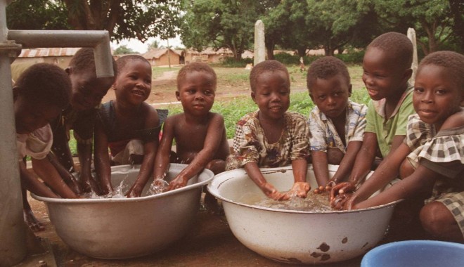 400 de milioane de africani nu au acces la apă potabilă - africanchildrenwaterbasins-1392719202.jpg